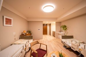 個室内部。ベッド、家具、照明が整備された居住空間