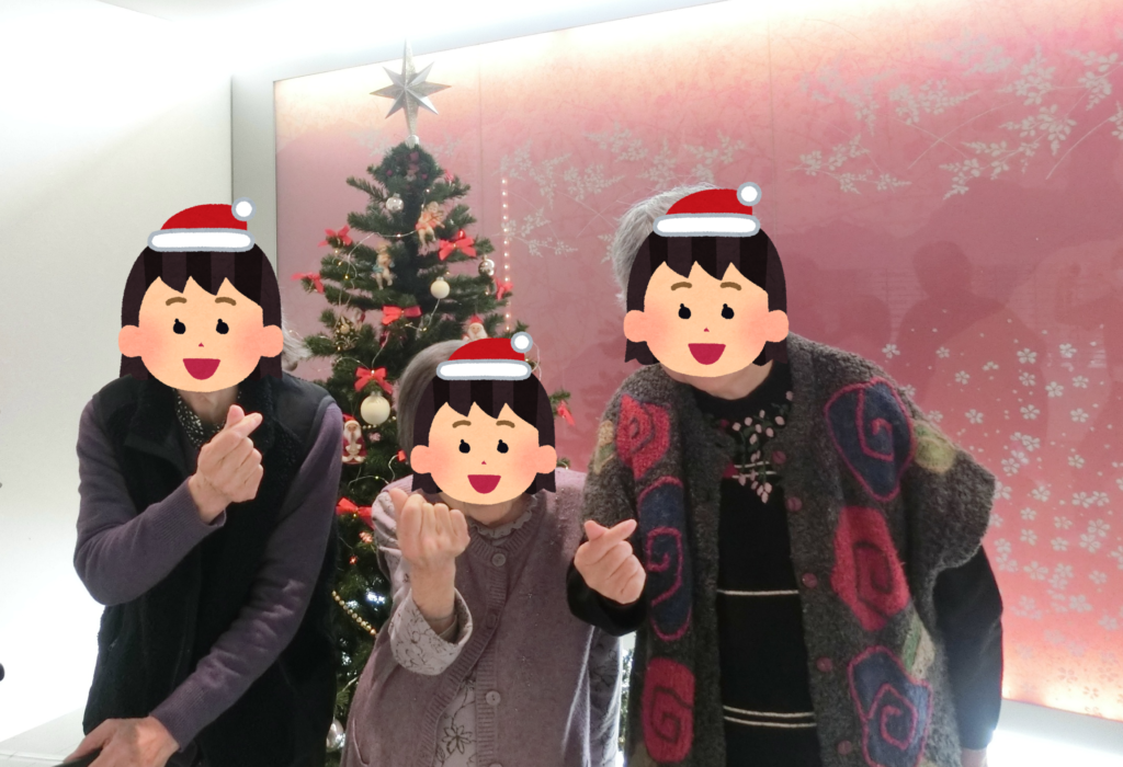 クリスマスツリーの前で